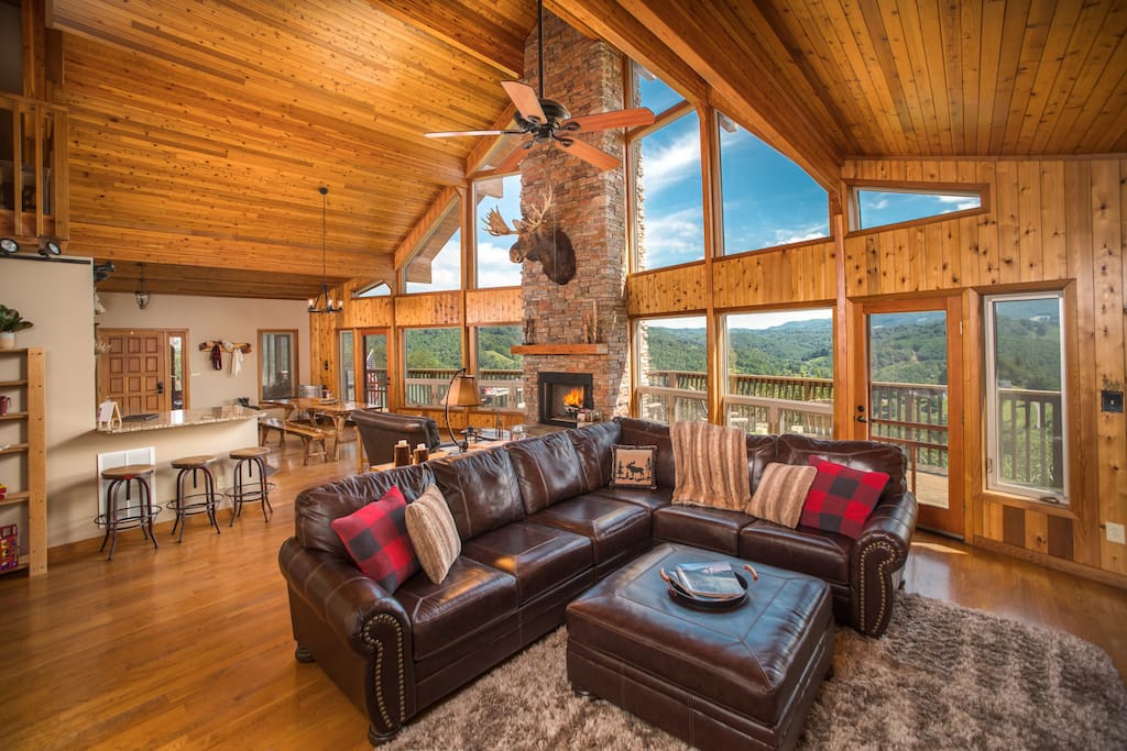 Open living concept throughout the cabin, ideal for family gatherings
