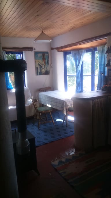Imagen de un trozo del salón, comedor.