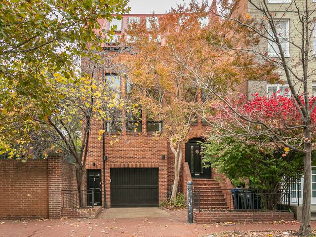 Upscale 3 Bedroom Modern Georgetown Home gallery image 2