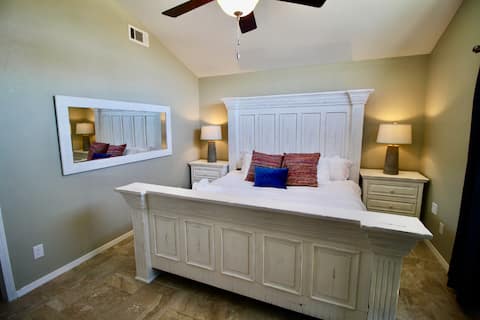 Fun New Family Extravaganza Sleeps 10 & King Beds