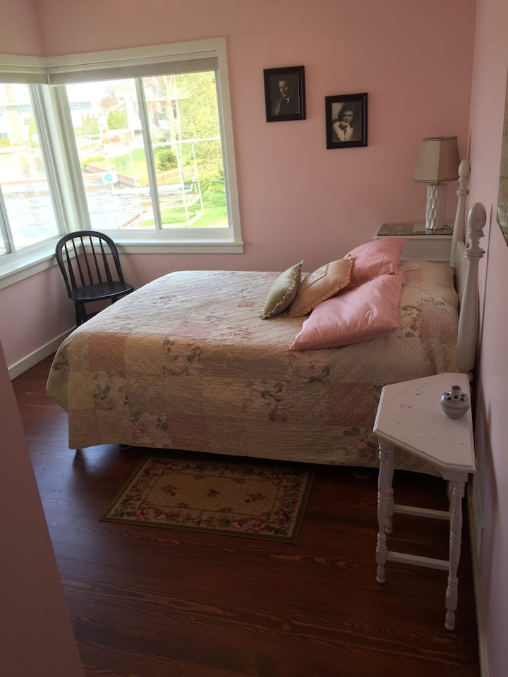 La chambre Rose se trouve au deuxième étage.  Il donne sur l'extrémité est du lac, offrant une vue sur le lever du soleil.