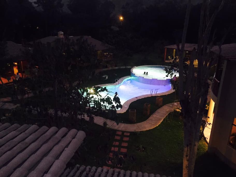 Piscina con luces nocturnas
