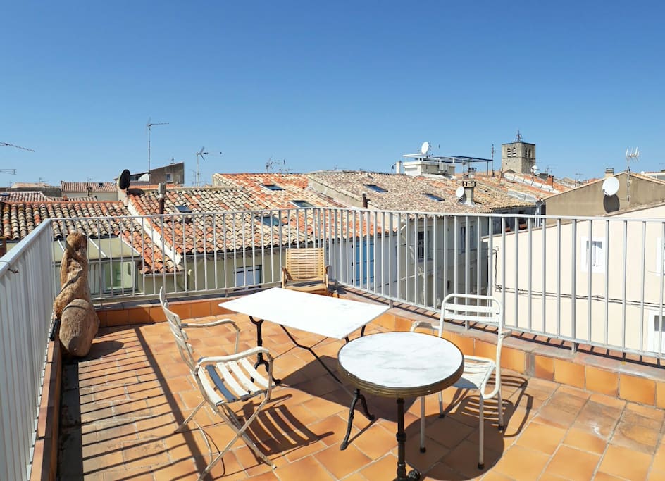 +roof top terrasse
+vue sete et clocher de Mèze
Sète view and the bell tower