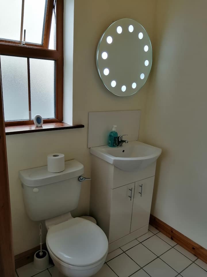 ห้องน้ำในตัวชั้นล่าง