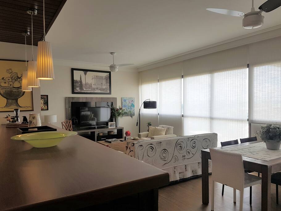 Sala ampla: integração cozinha americana, sala de estar e sala de jantar