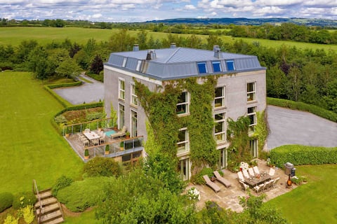 Radestown House Kilkenny sleeps 34. 4km to KK City
