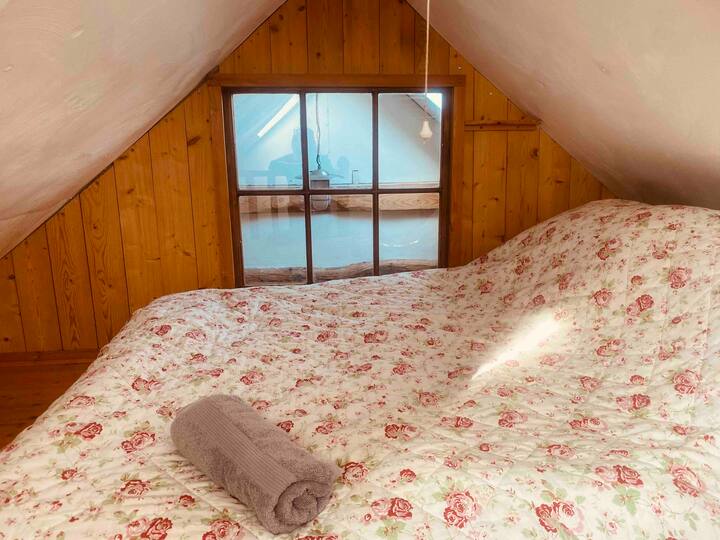 Dhomë gjumi loft. Dhomë e rehatshme, por e kufizuar.