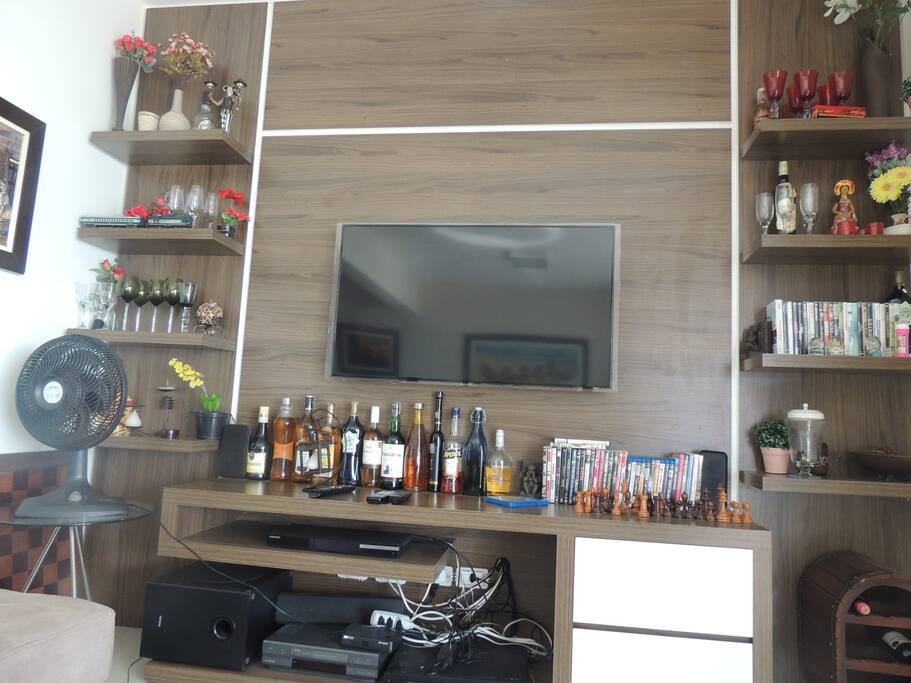 Sala de estar com TV 50 polegadas e SKY