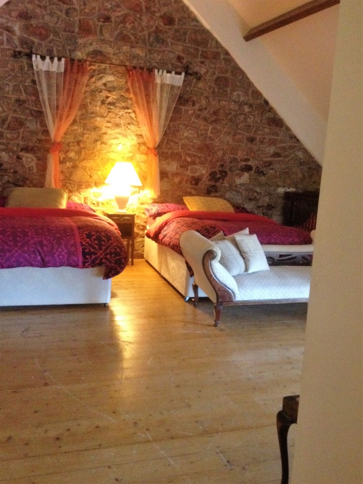 חדר שינה עם 6 מושבים וחדר רחצה פרטי