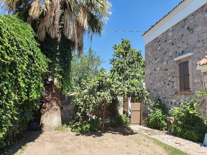 Stone House with 3 Bedrooms and Garden in Cunda