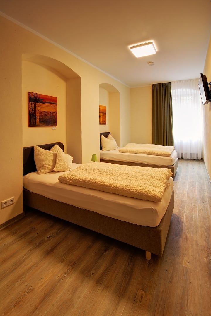 Segundo dormitorio con somier y TV adicional de pantalla plana.