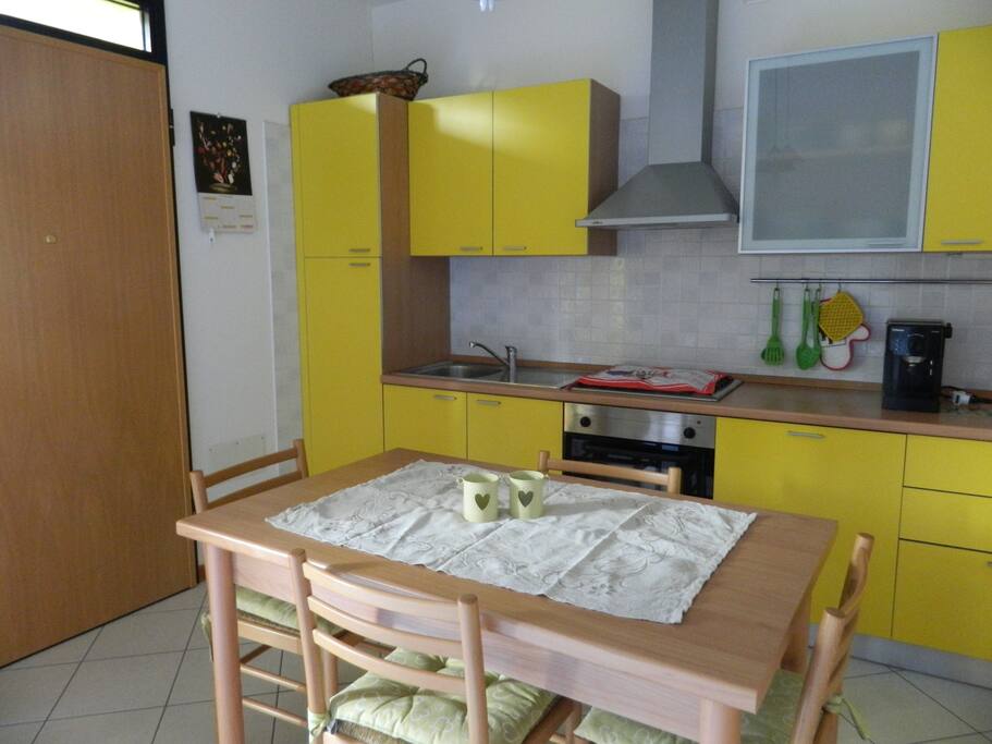 Zona living - Cucina e tavolo da pranzo