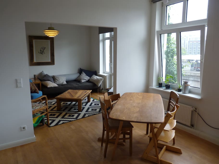 Blick ins Wohnzimmer von der Küche