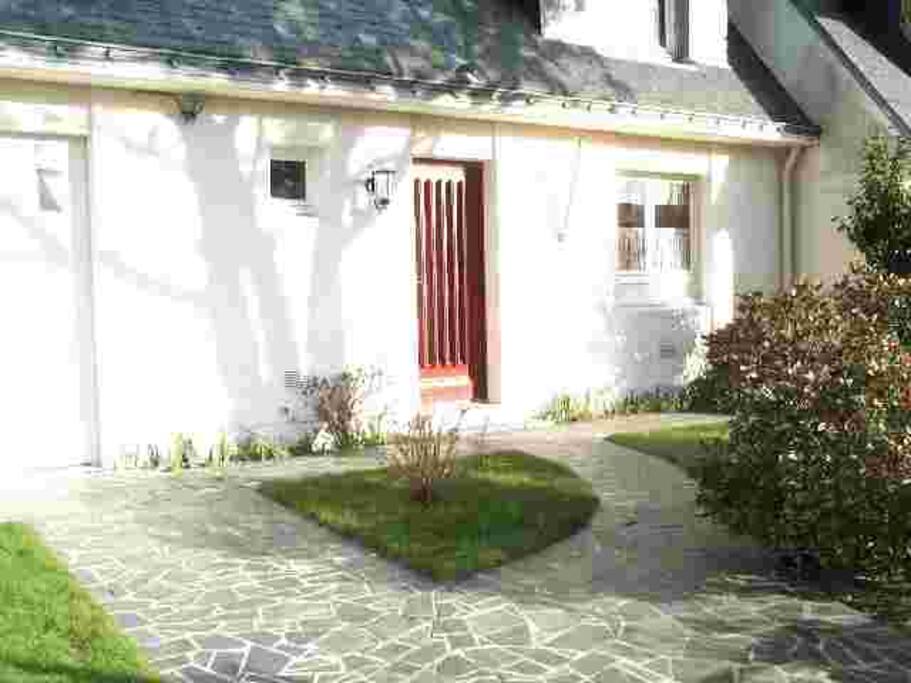 entrée avec jardin et place de stationnement