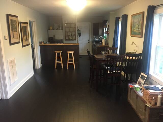 Cute 2 Bedroom Near Downtown Convenient to Beaches