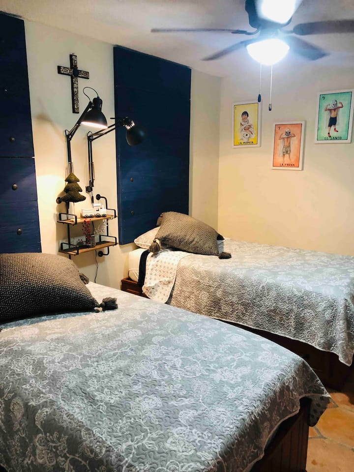 Chambre #2 avec 3 lits simples