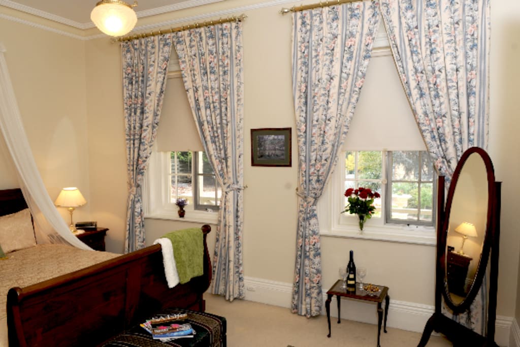 Main Queensize Bedroom with electric blanket, reverse cycle air-conditioning
