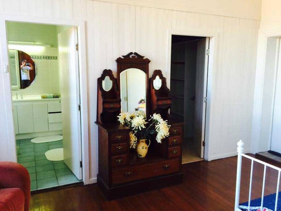 Ensuit and walk in dressing room