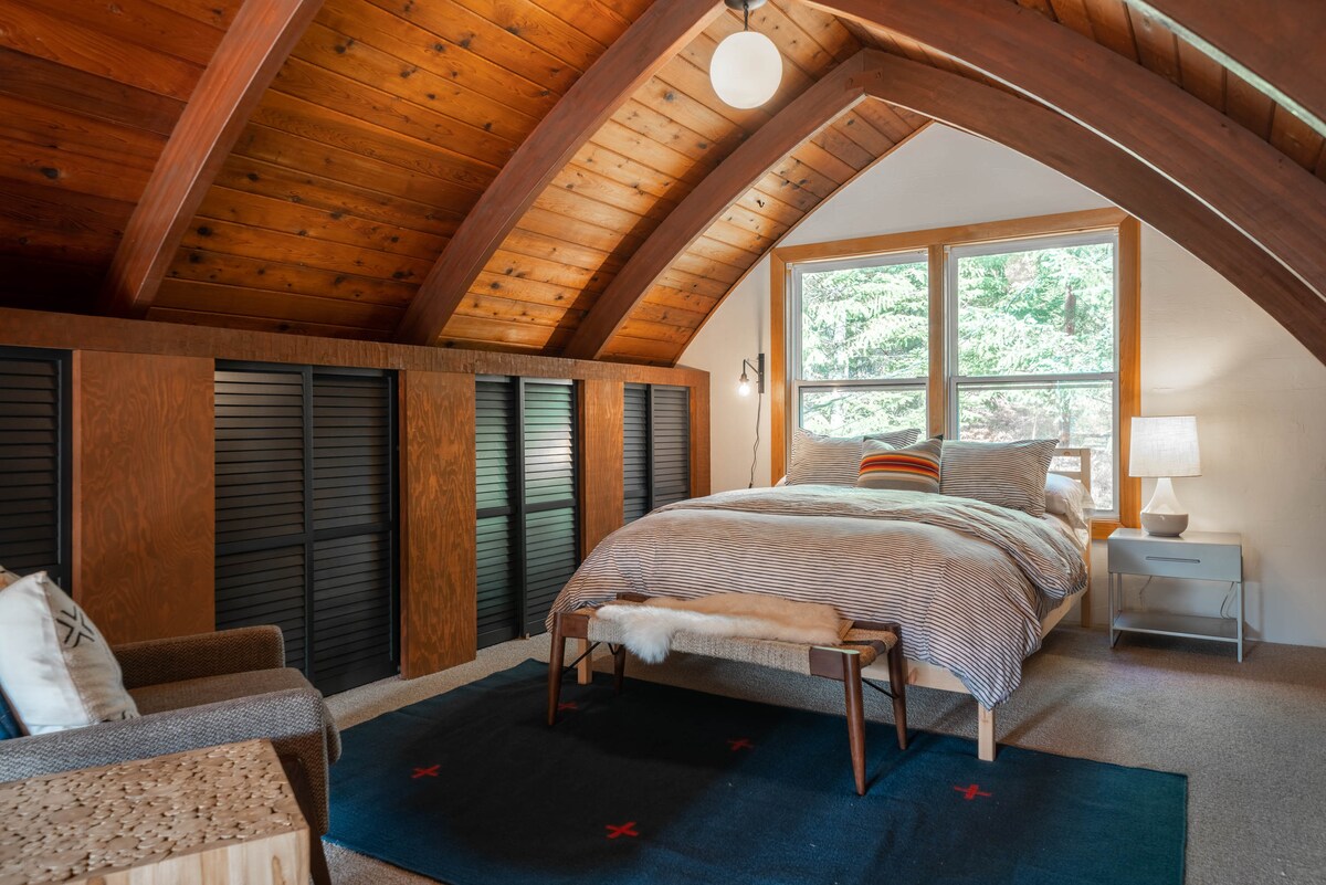 მყუდრო ლოფტი 150–179 სმ ზომის ორსაწოლიანი საწოლითა და დასასვენებელი ზონით