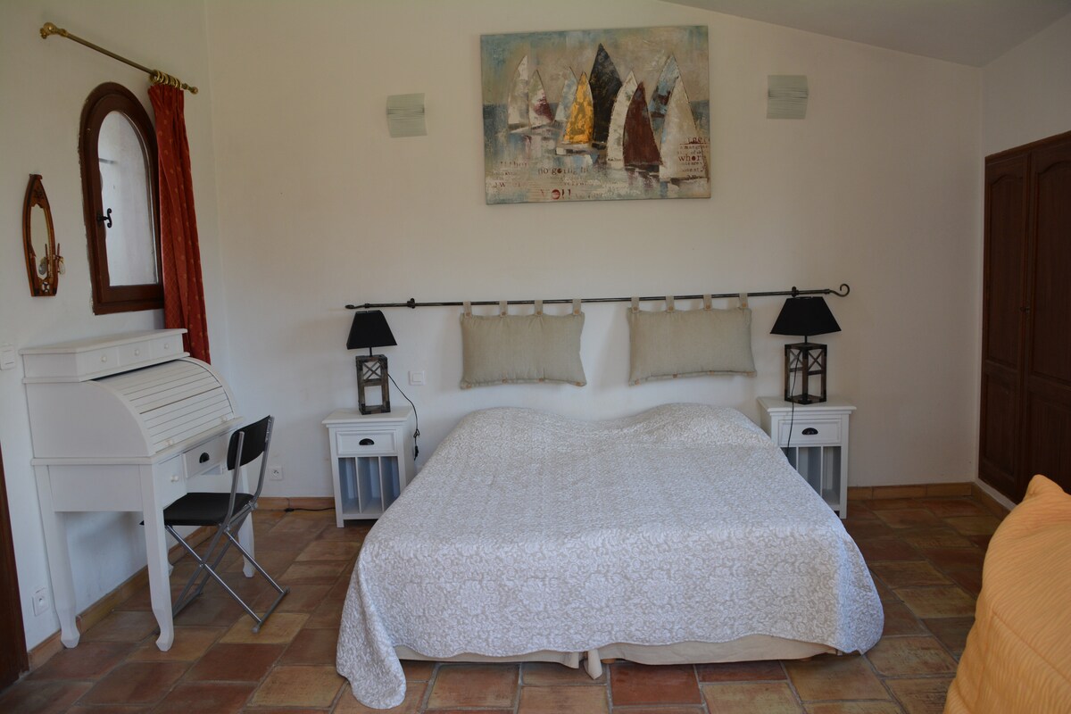 Dhomë gjumi Montfleury e bollshme me dush dhe tualet dhe hyrje të pavarur