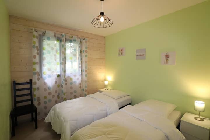 1 habitación con 2 camas de 80X190 que pueden acercarse para hacer una cama grande 160X190