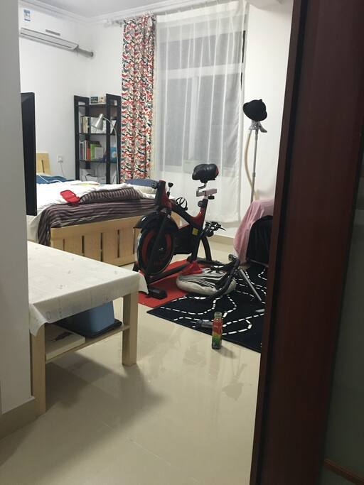 从卫生间看卧室
