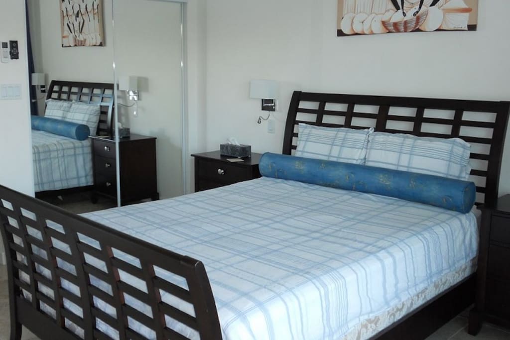 Master bedroom with en suite bathroom, air conditioning and ceiling fans: 1 queen