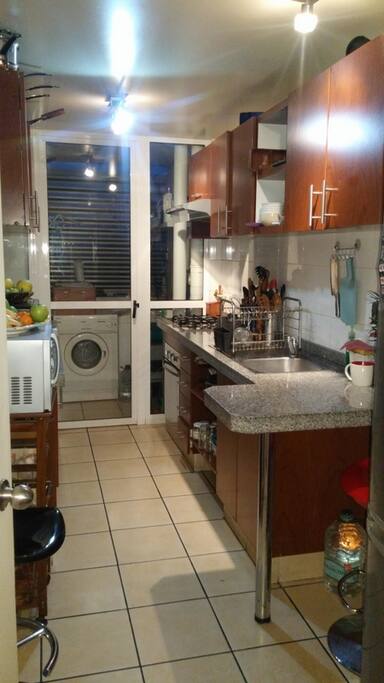 Cocina completa, lavadora y secadora de ropa.