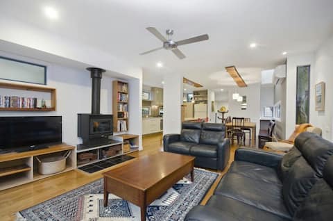 Modern 4 br house 150m beach/shops!