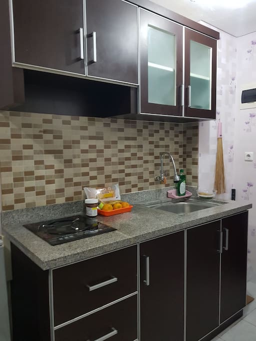 Kitchen set dan peralatan makan yang sudah tersedia