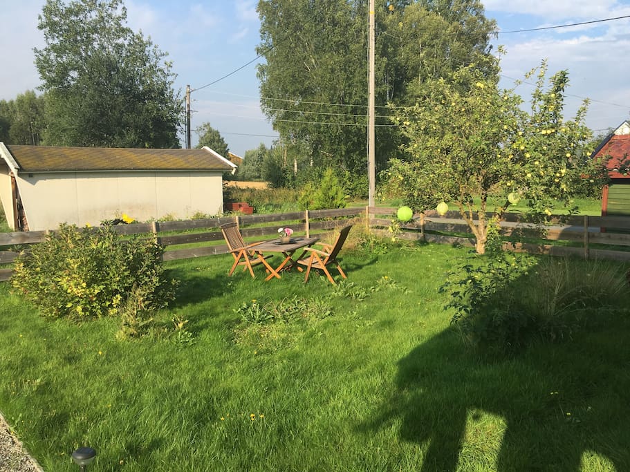 Hage med epletre, bærbusker og koselig sitteplasser. Garasjeplass til parkering. Inngjerding rundt hele tomten