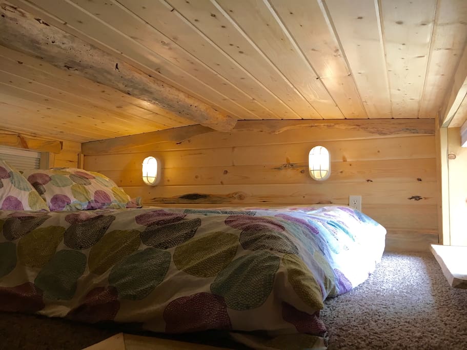 Sleep well in our cozy loft, equipped with a queen futon bed, soft pillows and warm blankets.
Note: this space may be difficult for people with limited mobility.