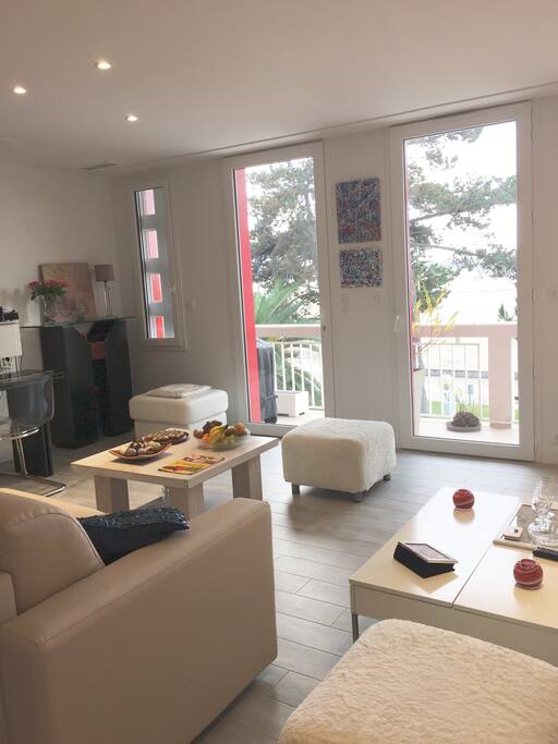 Partie du coin salon, sur Front de Mer.