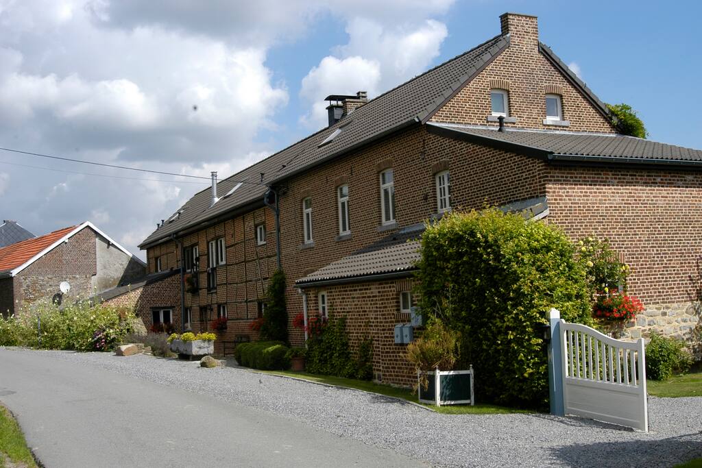 Vooraanzicht van de hoeve