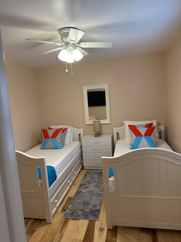 Спалня 2:
две единични легла
