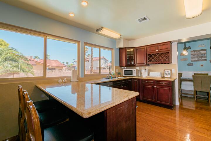 2.5mi to strip, Pool Jacuzzi! Discounts Available gallery image 4