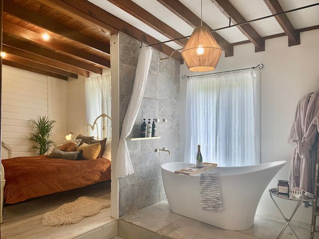 Le Petit Chateau Riverside Retreat Sleeps 14