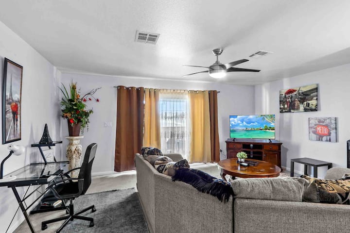 Mountain-view 3br W/ Balcony & Patio Near Ft Bliss - El Paso, TX