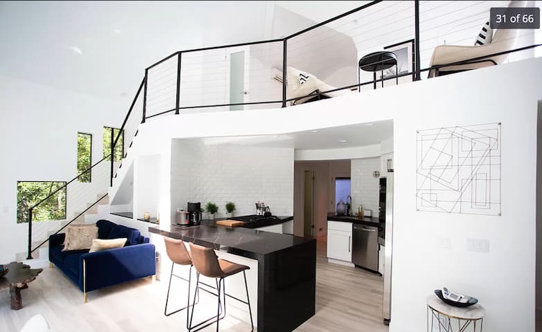 Modern luxury house in Beverly Hills cul-de-sac