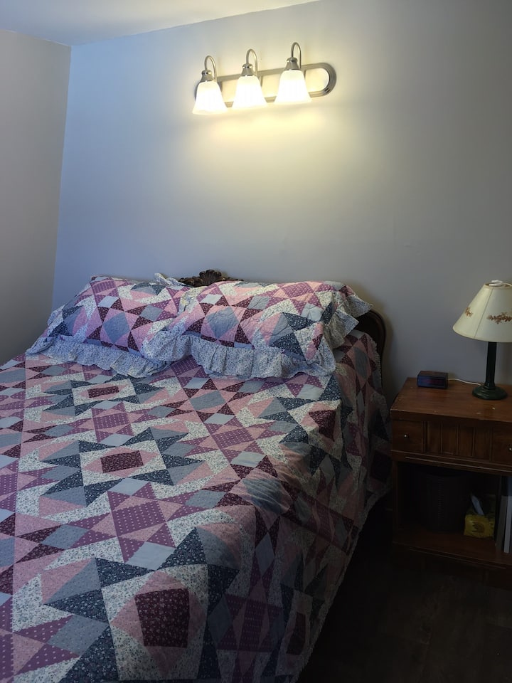 Krevat dopio "queen" në dhomën e gjumit 1