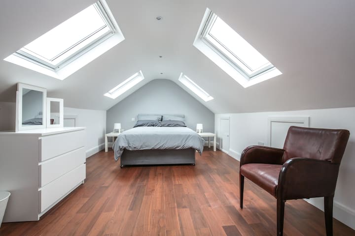 Large Modern 6 Bedrooms 5 Bathrooms property