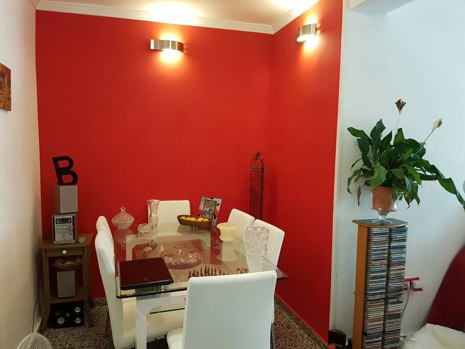 New, modern living room with plesant atmosphere, books, TV, comphortable coach and chers.
--------- Nuevo,moderno y amplio salon,con buen ambiente. TV de pantalla grande,sillas y sofa comodas