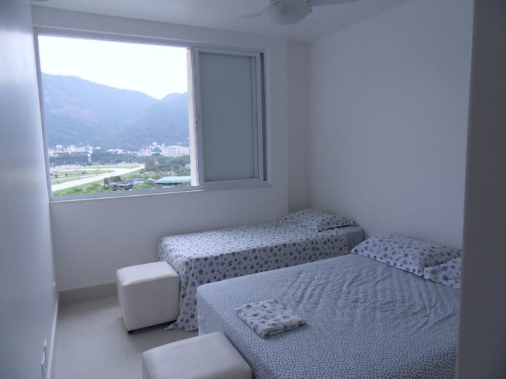Segundo dormitorio con cama individual, cama doble, aire acondicionado Split y ventilador de techo y con vistas al Jockey.