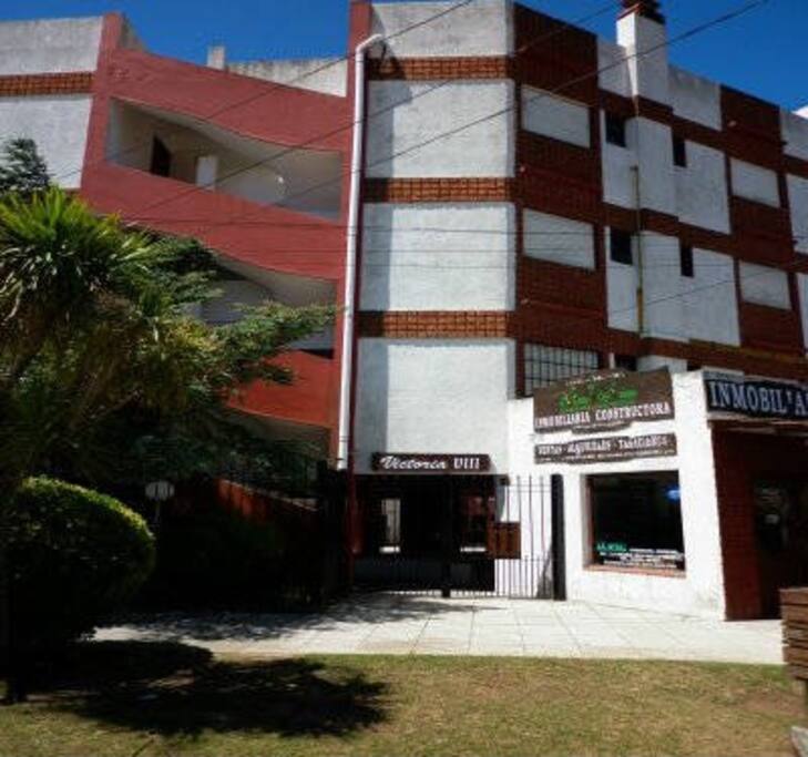 El edificio está frente a una plaza con feria de artesanos