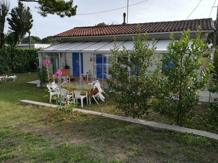 Maison individuelle avec jardin faisant le tour de la maison