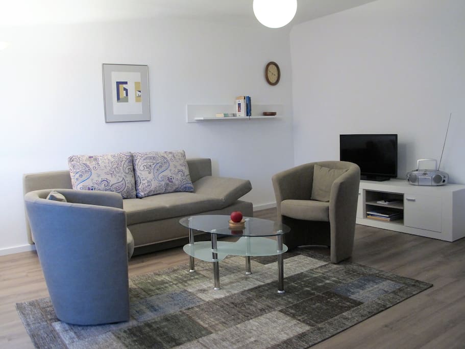 Living
Sitzecke mit TV, CD u. Radio