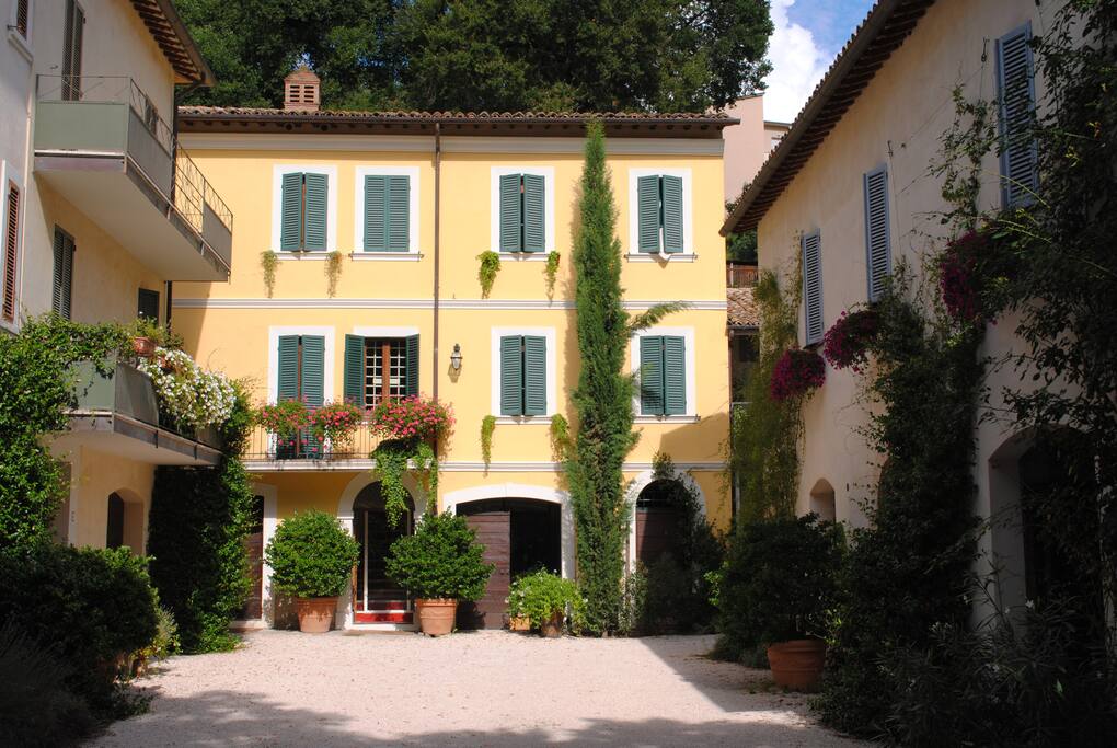 piazzetta d'ingresso