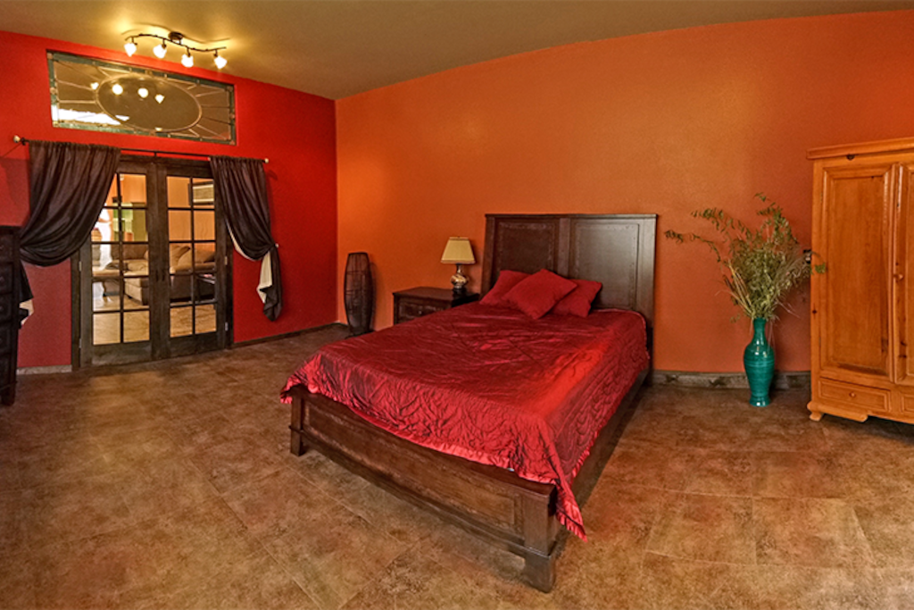 Full Queen Sized Bedroom