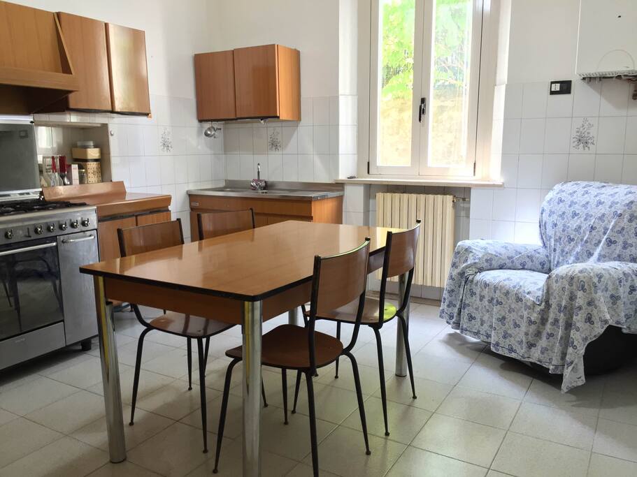 Cucina con ogni servizio:frigorifero,forno a micro onde,fornelli e forno,lavabo e stoviglie