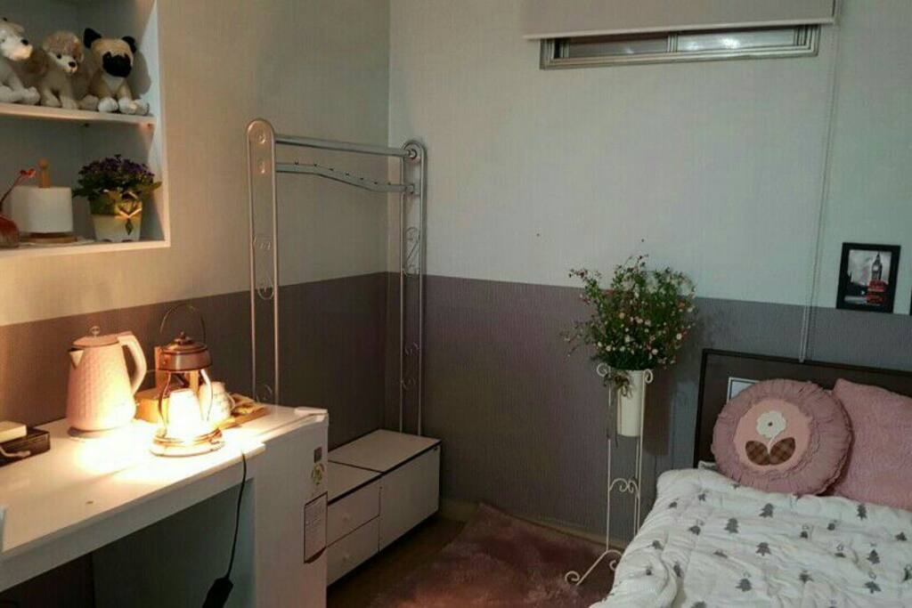 게스트가 언제든 방문할수있게 침구류를 깔끔히 구비해 놓았으며 아늑한 공간에서 1인 혹은 동성2인이 즐겁게 분위기있게 생활할수 있습니다~~^^